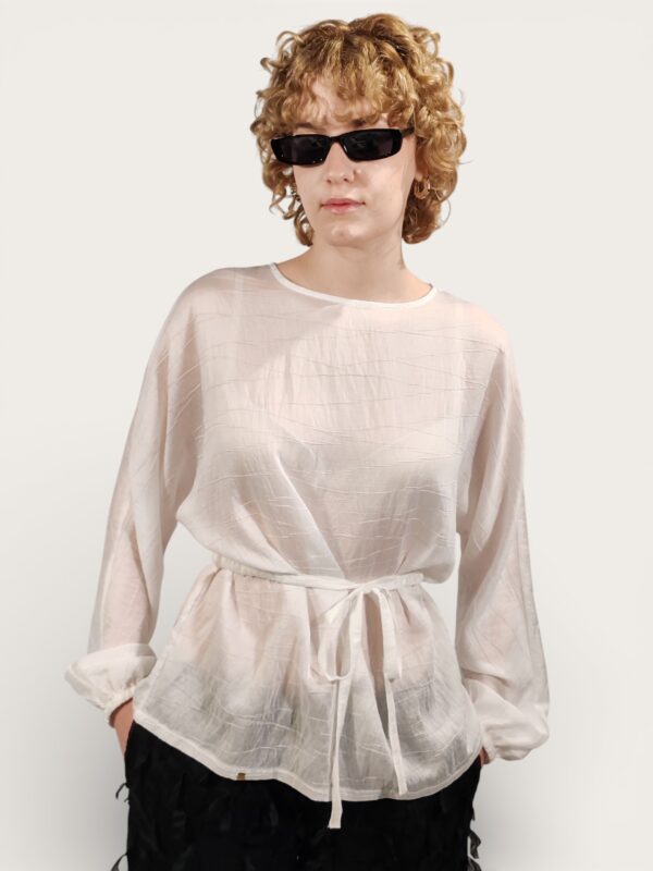 BLUSA SEMI-TRASPARENTE CON CINTA IN VITA