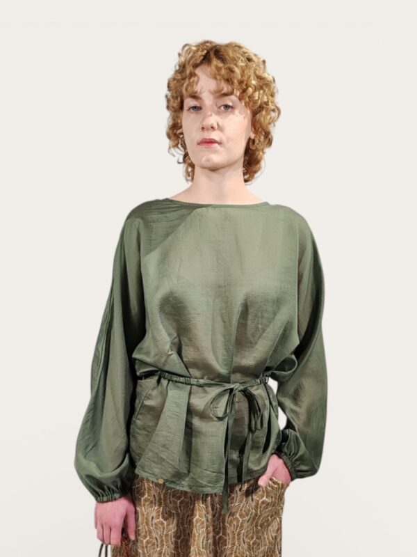 BLUSA VERDE CON CINTA IN VITA