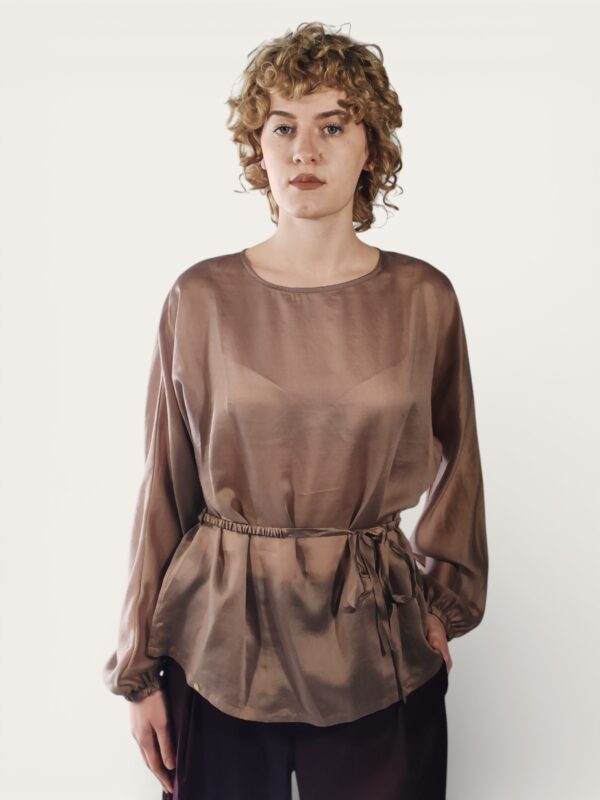 BLUSA MARRONE CON CINTA IN VITA